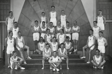 222602 Groepsportret met de leden (mannen) van de Utrechtse Arbeiders Gymnastiekvereniging Kracht en Vlugheid in het ...